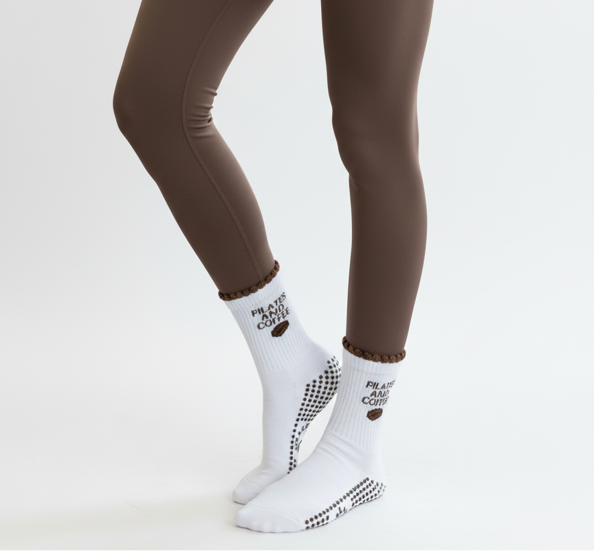 gripsocken_gripsocks_pilates_coffee_braun_weiß_white_weiss_pilates_yoga_Kaffee_lagree_reformer_barre_socken_studiopranique