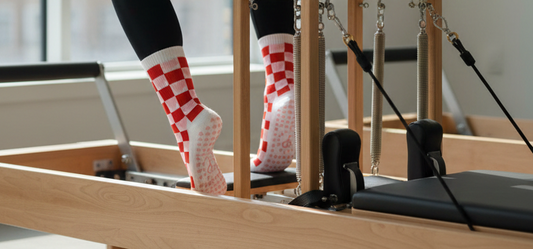 gripsocken_gripsocks_pilates_square_rot_weiß_white_weiss_pilates_yoga_red_lagree_reformer_barre_herzchen_herzen_herz_heart_rosa_pink_socken_studiopranique