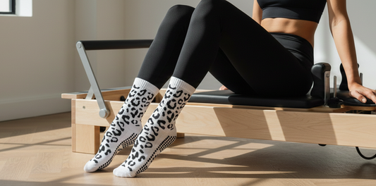 gripsocken_gripsocks_cheetah_black_schwarz_weiß_white_weiss_pilates_yoga_Gepard_lagree_reformer_barre_black_socken_studiopranique