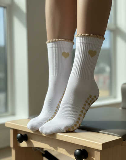 Gripsocken_gripsocks_heart_beige_white_ruffle_weiß_herz_rueschen_Pilates_Socken_studiopranique