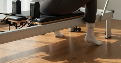 gripsocken_gripsocks_pilates_hearts_beige_white_weiss_pilates_yoga_lagree_reformer_barre_herzchen_herzen_herz_heart_Pilates_Socken_studiopranique
