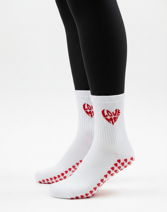 gripsocken_gripsocks_pilates_loveme_rot_weiß_white_weiss_pilates_yoga_red_lagree_reformer_barre_herzchen_herzen_herz_socken_studiopranique