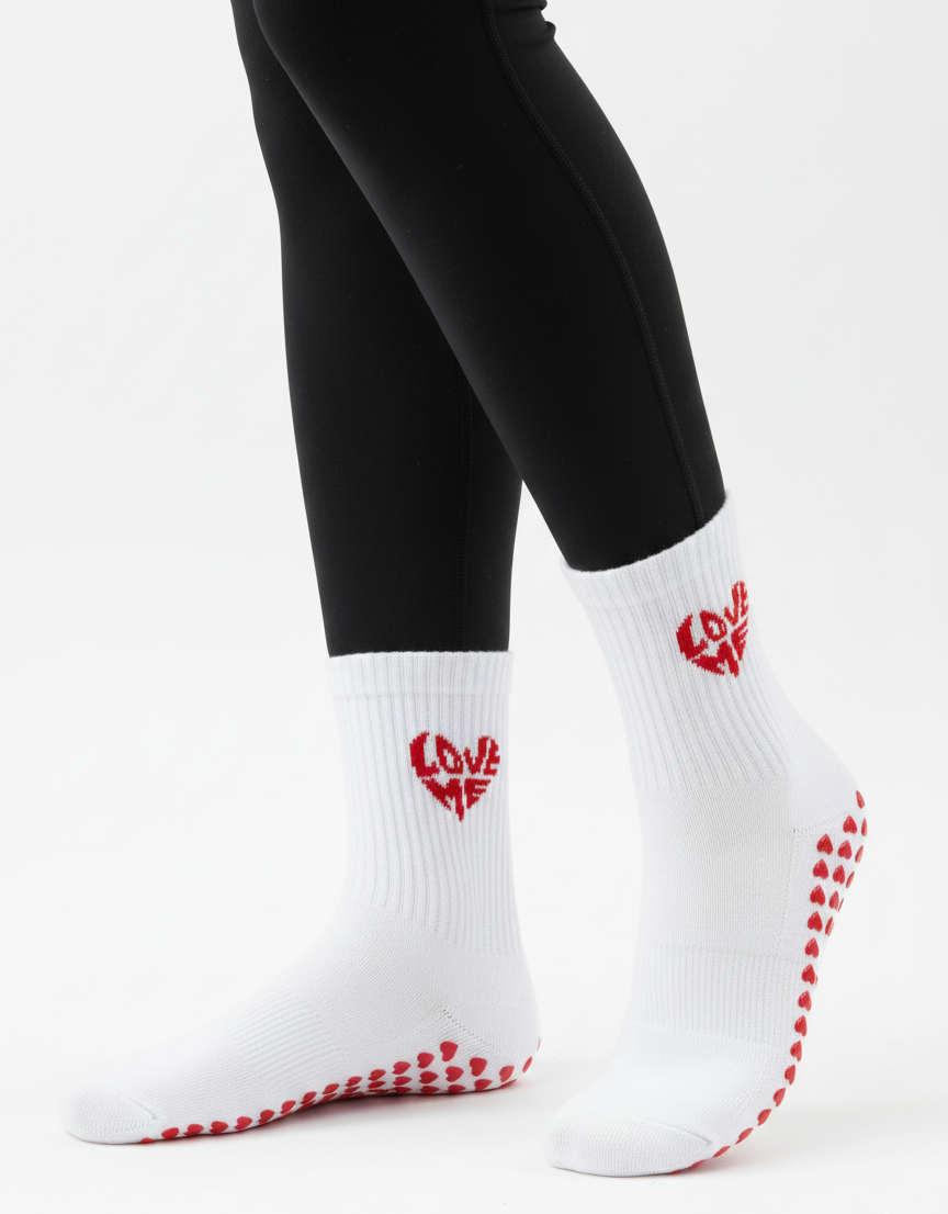 gripsocken_gripsocks_pilates_loveme_rot_weiß_white_weiss_pilates_yoga_red_lagree_reformer_barre_herzchen_herzen_herz_socken_studiopranique