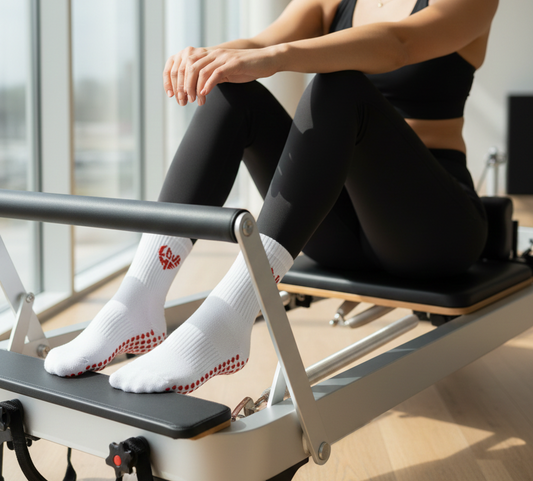gripsocken_gripsocks_pilates_loveme_rot_weiß_white_weiss_pilates_yoga_red_lagree_reformer_barre_herzchen_herzen_herz_socken_studiopranique