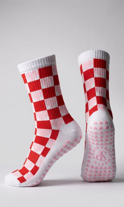 gripsocken_gripsocks_pilates_square_rot_weiß_white_weiss_pilates_yoga_red_lagree_reformer_barre_herzchen_herzen_herz_heart_rosa_pink_socken_studiopranique